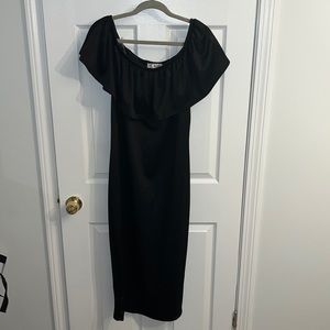 Black simple dress can be worn off shoulder